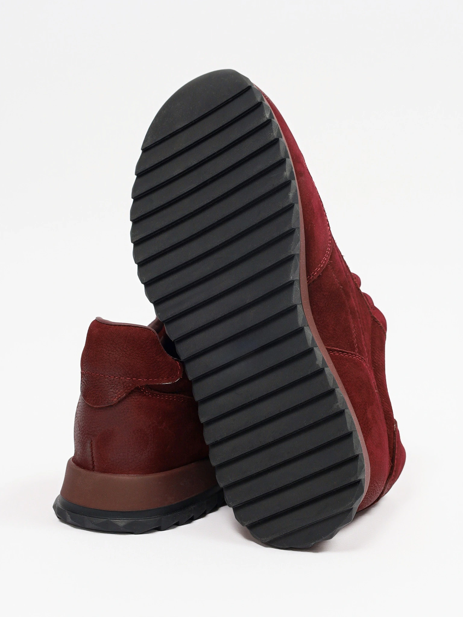 Кроссовки бордового цвета на низкой рельефной подошве